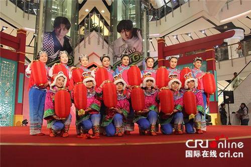 中国侨网红红的灯笼挂起来，喜庆的节目赢得阵阵掌声。