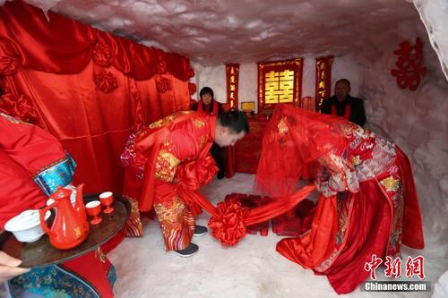 中国侨网巫裔新人莫哈末阿菲（左）和诺莎法丽达（右）在马来婚宴上，邀请舞狮表演助兴，在逾500名不同种族的宾客祝福下完成终身大事。（马来西亚《星洲日报》）