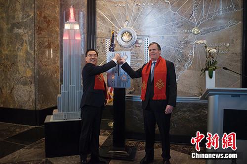 中国侨网当地时间2月1日,纽约帝国大厦庆祝2019年中国春节点灯仪式举行。图为中国驻纽约总领事黄屏(左)同帝国大厦集团总裁兼首席运营官约翰·凯斯勒共同合上象征点灯的电闸。中新社记者 马德林 摄