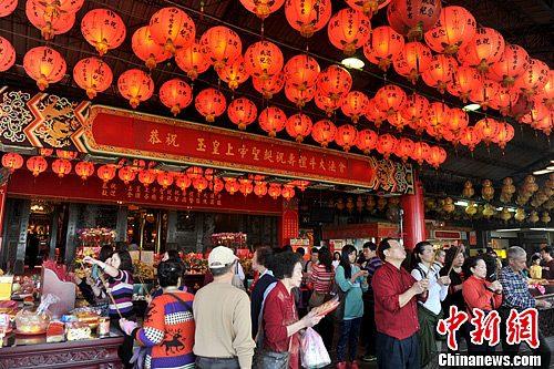 中国侨网资料图:台湾民众春节纷纷前往各大寺庙拜庙祈福。中新社发 王东明 摄