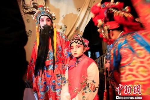 中国侨网2月8日晚上,江西庐山市蓼南乡易家村锣鼓喧天,热闹非凡,十岁的易朝平和其爷爷同台唱起西河戏,吸引了四里八乡的乡亲们前来观看。韩俊烜 摄 韩俊烜 摄
