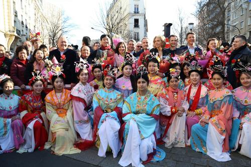 中国侨网当地时间2月17日，巴黎13区春节嘉年华彩妆游行举行。（《欧洲时报》 潘越平 摄）