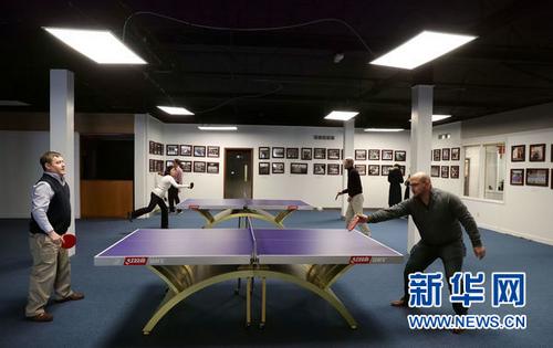 中国侨网　2月15日，在位于美国马斯卡廷的中美民间友好交流中心，当地民众打乒乓球。 汪平 摄