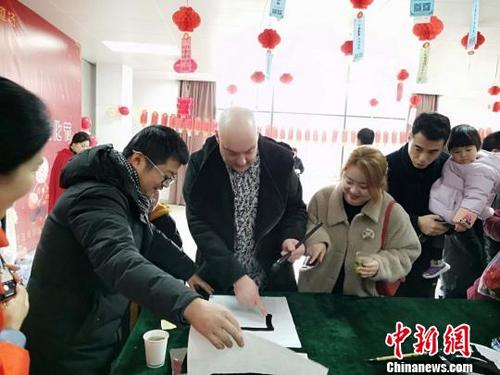 中国侨网外国友人学习书法 施紫楠 摄