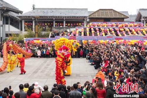 中国侨网图为2019“我们的节日·元宵”——“传诵猜谜舞狮龙·金猪纳福闹元宵”孔学堂传统文化活动现场。张杰 摄