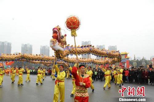 中国侨网图为铜梁龙灯龙舞大巡游中的“大蠕龙”表演。　王伟臣　摄