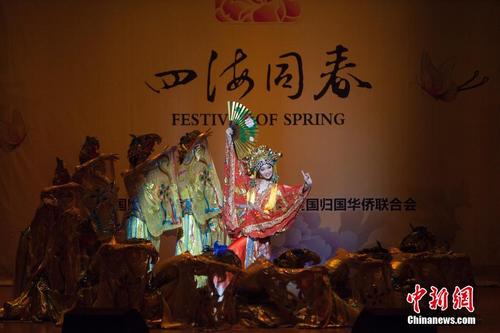 中国侨网当地时间2月21日晚,由中国国务院侨办、中国侨联主办的2019年“四海同春”慰侨演出在美国费城宾夕法尼亚大学欧文礼堂举行。图为来自中国歌剧舞剧院舞剧团的演员在表演舞蹈《贵妃醉酒》。中新社记者 马德林 摄