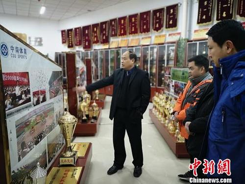 中国侨网国际级舞龙舞狮裁判黄益介绍中南大学体育项目获奖情况。 唐小晴 摄