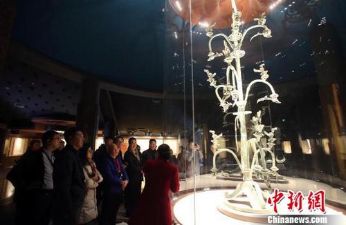 中国侨网2月25日，海外华媒代表参观三星堆博物馆。　王磊　摄