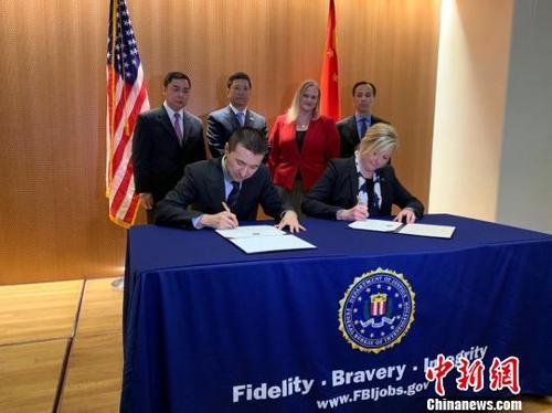 中国侨网中国国家文物局与美国联邦调查局代表签署并互换文物返还证书 国家文物局供图