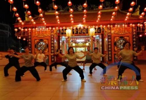 中国侨网马来西亚太极拳爱好者在居銮龙渡宫学习太极拳。（马来西亚《中国报》）