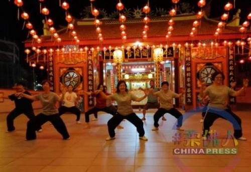 中国侨网马来西亚太极拳爱好者在居銮龙渡宫学习太极拳。(马来西亚《中国报》)