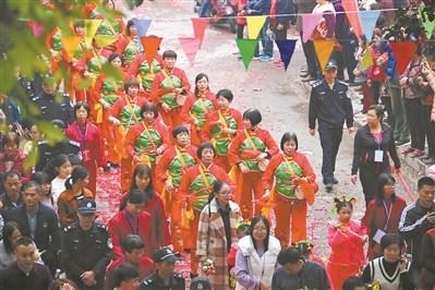 中国侨网巡游中的女子花鼓鸣贺方阵。