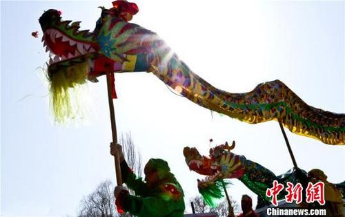 中国侨网3月上旬，甘肃张掖市临泽县举行了精彩纷呈的舞龙、舞狮、秦腔等民俗表演。图为气势非凡的舞龙表演。　王将　摄