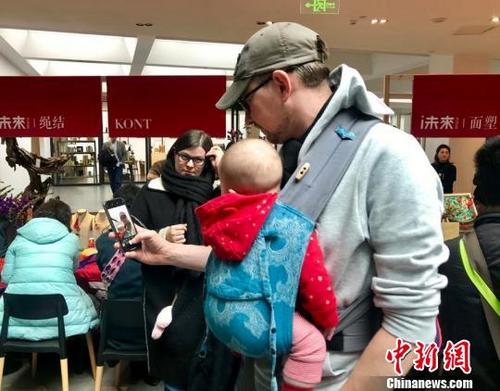 中国侨网小宝宝也被带到了活动现场。　李彦国　摄