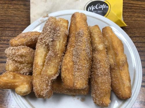 中国侨网麦当劳近日推出的Donut Sticks,引爆华人网上热议。(美国《世界日报》/胡清扬 摄)