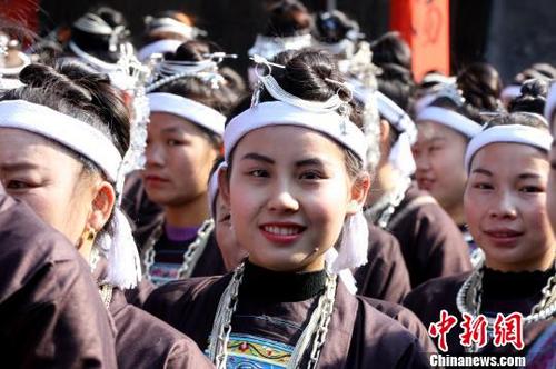 中国侨网参加庙会的侗族姑娘。　吴练勋　摄
