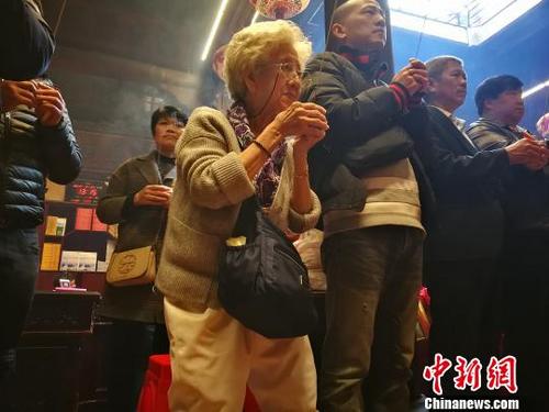 中国侨网80多岁新加坡老奶奶得偿夙愿，来湄洲拜妈祖。　朱晨莹　摄