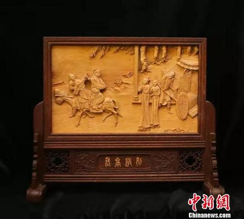 中国侨网张静木雕作品《长亭送别》。受访者供图