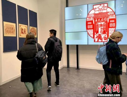 中国侨网“胶东民间窗花剪纸艺术作品展”欧洲巡展吸引关注。 郑雅琪 摄