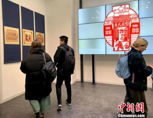 中国侨网“胶东民间窗花剪纸艺术作品展”欧洲巡展吸引关注。　郑雅琪　摄