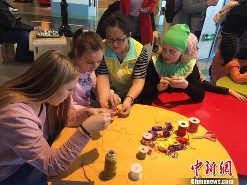 中国侨网图为白俄罗斯的孩子们和中国老师一起学习编制中国结。　张玮　摄