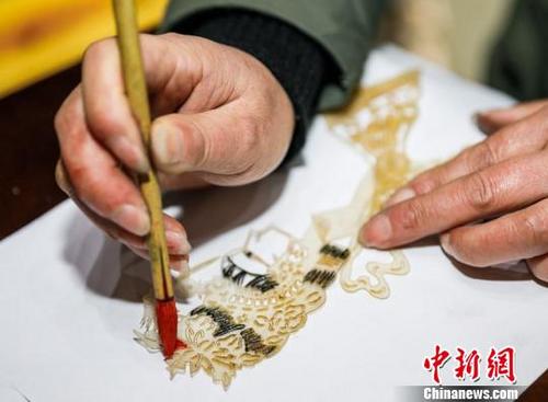 中国侨网 制作皮影 张卉 摄