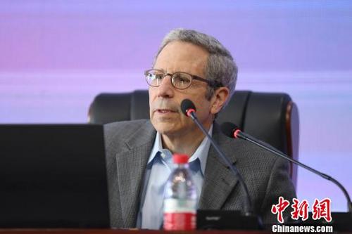 中国侨网马斯金教授在报告中分享他获得2007年诺贝尔经济学奖的研究成果——机制设计理论。　胡耀荣　摄