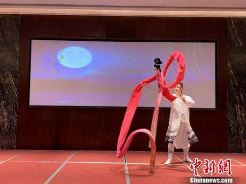 中国侨网图为木偶戏非遗传承人在发布会上进行展演 武一力 摄
