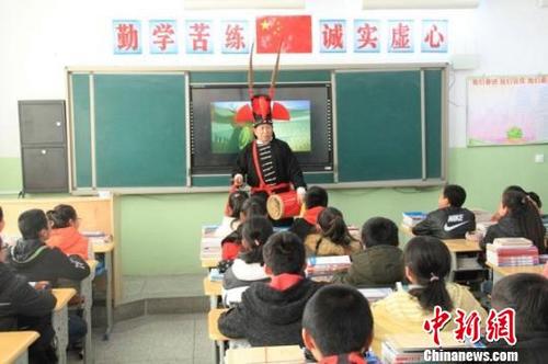 中国侨网2019年3月20日,武威市凉州区四坝镇九年制学校上凉州“攻鼓子”非遗文化课。 钟欣 摄