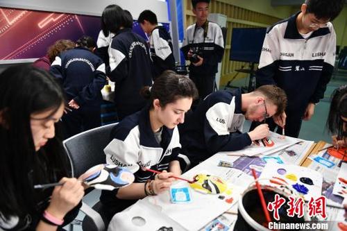 中国侨网法国学子学画脸谱。 唐婉欣 摄