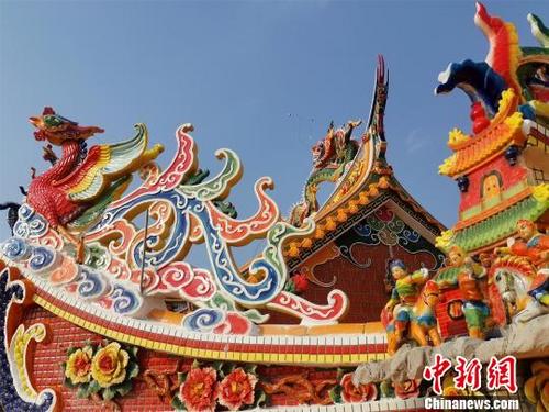 中国侨网古大厝屋顶上雕龙画凤，形成独特的闽南建筑风格。　陈龙山　摄
