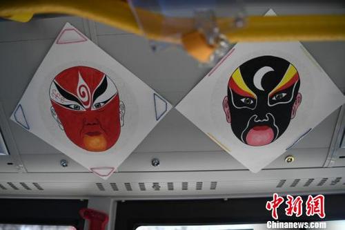 中国侨网由彭建建手绘的京剧脸谱画像被悬挂在公交车内　张瑶　摄