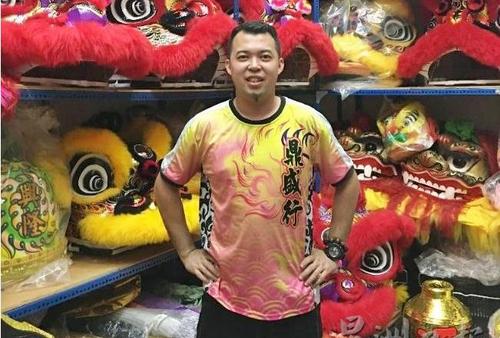 中国侨网杨景盛因兴趣而舞狮，投入狮头及舞狮器具制作销售事业中。（马来西亚《星洲日报》）