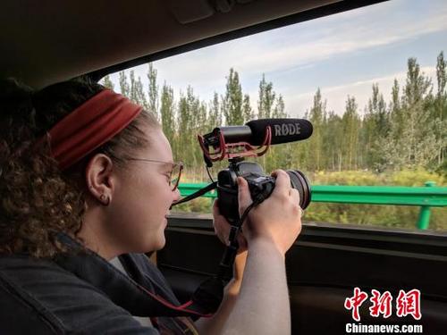 中国侨网图为凯特在拍摄中。鄂尔多斯东胜区委宣传部供图