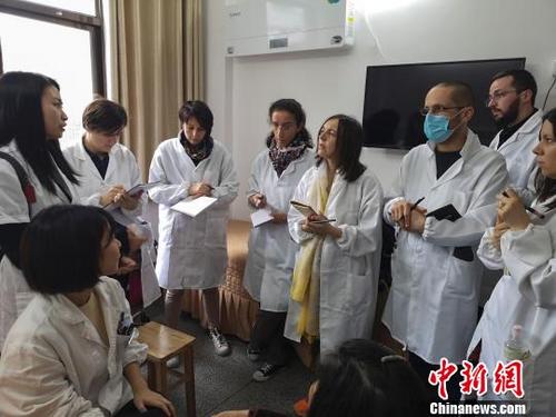 中国侨网法国青年在湖南中医药大学第一附属医院见习。　唐小晴　摄