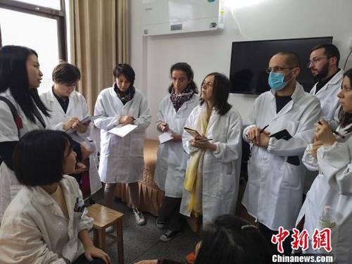中国侨网法国青年在湖南中医药大学第一附属医院见习。 唐小晴 摄