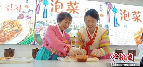 中国侨网金顺子（左）和年轻人一起制作辣白菜。安图县委宣传部供图