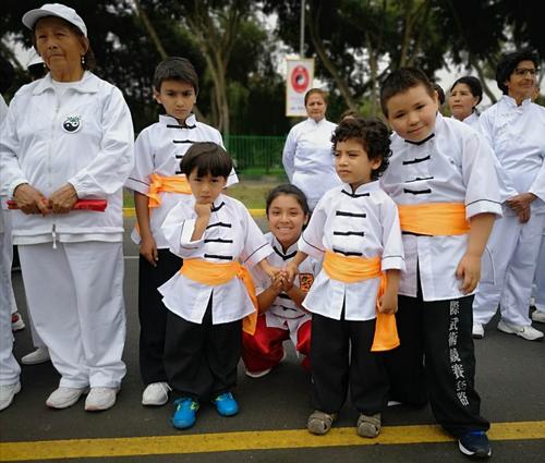 中国侨网只有4岁的太极小运动员（秘鲁《公言报》供图）