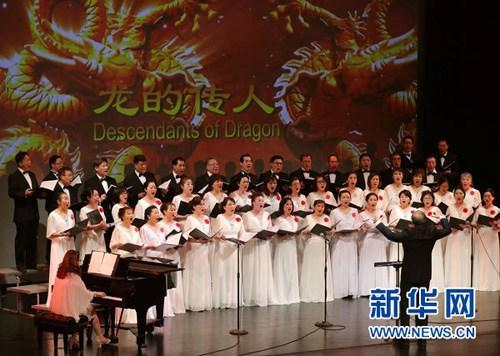 中国侨网5月4日晚，在美国芝加哥，东方艺术团和风华中文学校演员表演合唱《龙的传人》。汪平 摄