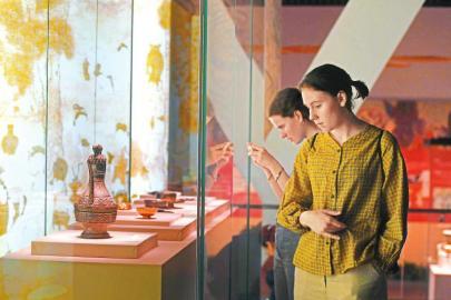 中国侨网5月9日，成都博物馆举办的“食为天——餐桌上的文化之旅”展览现场，两名外籍观众对展品兴趣浓厚。 本报记者肖雨杨摄