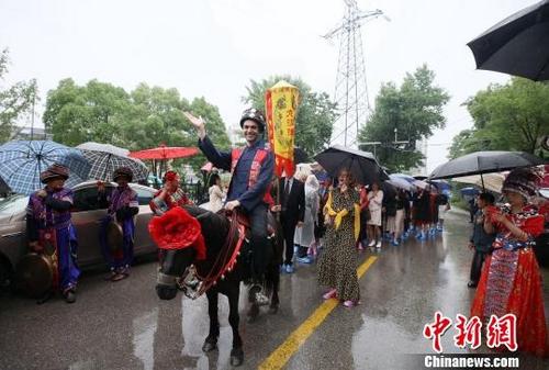 中国侨网5月12日，在湖南省张家界市永定区土家风情园，当地土家姑娘伍叶与法国青年Julien Patrice Pierre Moine举行了一场土家族婚礼。图为法国青年迎亲。吴勇兵　摄