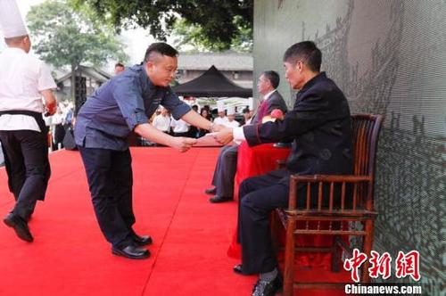 中国侨网川菜大师张元富收“粤菜少帅”为徒。 钟欣 摄