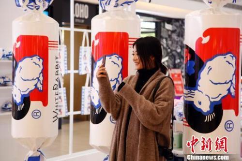 中国侨网资料图:顾客与“大白兔”合影。 汤彦俊 摄