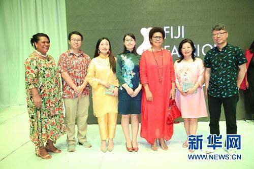 中国侨网中国驻斐济大使钱波夫人卢琦(右二)及斐济外交部常秘夫人(右三)等与服装设计师陈彬(右一)和茅丹(左三)合影。(张永兴 摄)