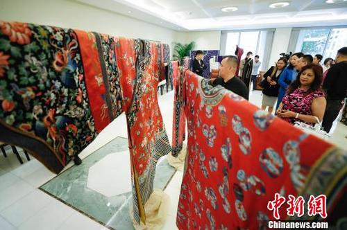 中国侨网毕红古典美衣收藏专题展现场　杜洋　摄