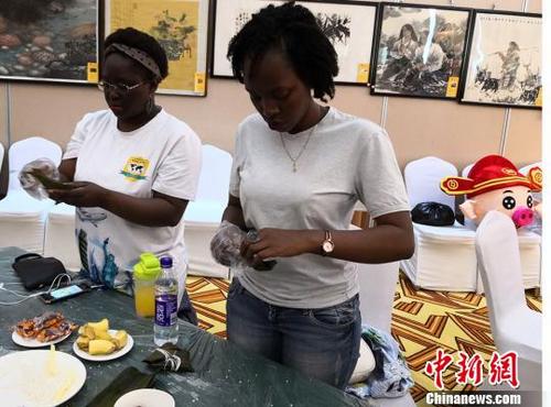中国侨网6月5日,兰州市官方在兰州组织了“陇粽飘香‘一带一路’——外国留学生端午节文化沙龙”,兰州财经大学30余名来自加蓬、几内亚、乌兹别克斯坦、哈萨克斯坦、吉尔吉斯斯坦、土库曼斯坦等国留学生受邀体验中国传统端午节文化。(资料图) 丁思 摄