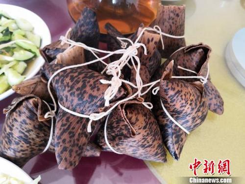 中国侨网用笋壳包成的“虎皮粽”　翁士格　摄