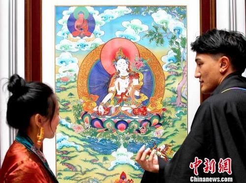 中国侨网图为两位藏族学生探讨毕业作品。　张添福　摄