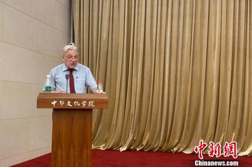 中国侨网11日,德国汉学家顾彬教授在中华文化学院作“德国与中国:历史中的相遇”讲座。图为顾彬正在讲课。 李晗雪 摄